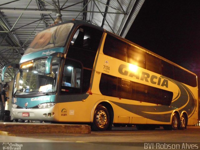 Viação Garcia 7174 na cidade de Paranavaí, Paraná, Brasil, por Robson Alves. ID da foto: 626521.