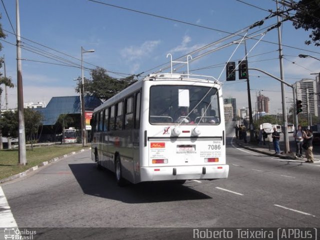 Metra - Sistema Metropolitano de Transporte 7086 na cidade de São Paulo, São Paulo, Brasil, por Roberto Teixeira. ID da foto: 656475.