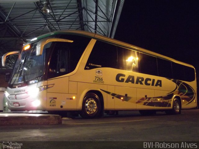 Viação Garcia 7266 na cidade de Paranavaí, Paraná, Brasil, por Robson Alves. ID da foto: 659543.