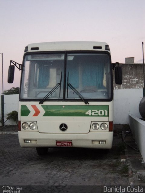 Cia. São Geraldo de Viação 4201 na cidade de Itaobim, Minas Gerais, Brasil, por Daniela Costa. ID da foto: 738922.