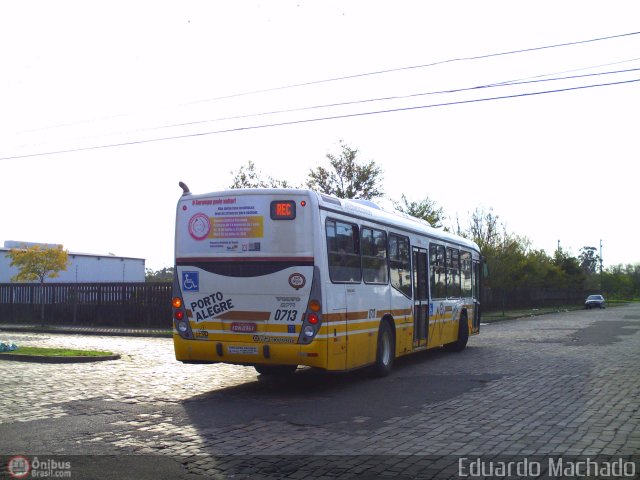 Companhia Carris Porto-Alegrense 0713 na cidade de Porto Alegre, Rio Grande do Sul, Brasil, por Eduardo Machado. Número da foto: #497430.