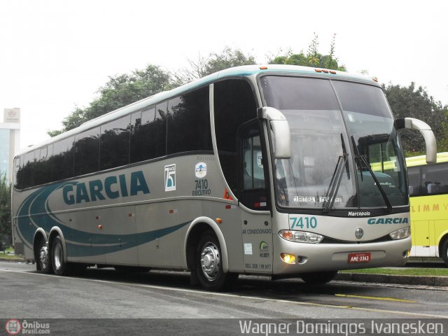 Viação Garcia 7410 na cidade de Curitiba, Paraná, Brasil, por Wagner Domingos Ivanesken. Número da foto: #506698.