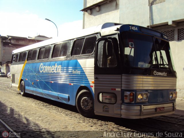 Viação Cometa 7454 na cidade de Rio de Janeiro, Rio de Janeiro, Brasil, por André Luiz Gomes de Souza. ID da foto: 547820.