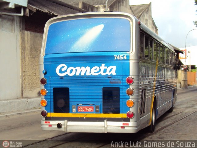 Viação Cometa 7454 na cidade de Rio de Janeiro, Rio de Janeiro, Brasil, por André Luiz Gomes de Souza. ID da foto: 547852.