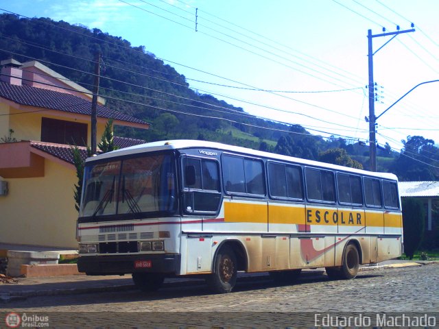 Escolares  na cidade de Vila Maria, Rio Grande do Sul, Brasil, por Eduardo Machado. Número da foto: #552181.