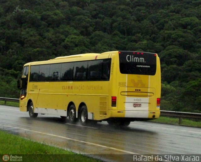 Viação Itapemirim 44065 na cidade de Petrópolis, Rio de Janeiro, Brasil, por Rafael da Silva Xarão. ID da foto: 564791.